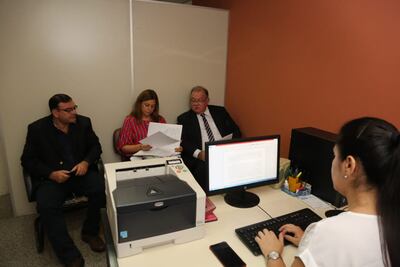 Tomás Rivas (i), junto a su abogado Jorge Bogarín (d) en el Juzgado.