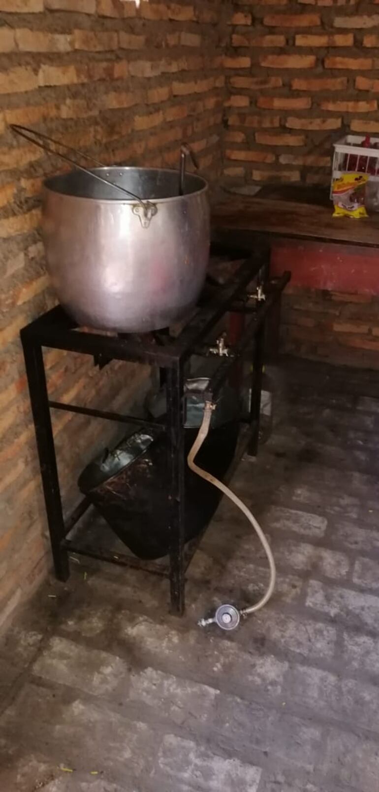 Los delincuentes se llevaron una cocina y tres garrafas.