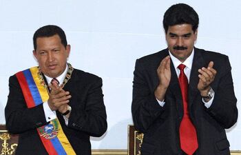 nicolas-maduro-d-junto-a-hugo-chavez-a-quien-publicamente-jura-lealtad-hasta-la-muerte-ahora-ha-maniobrado-para-quedarse-en-el-poder-sin-necesi-220627000000-505809.jpg