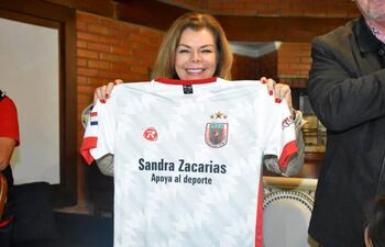 pese-a-las-prohibiciones-de-la-fifa-el-club-13-de-junio-portaba-una-leyenda-de-apoyo-a-sandra-zacarias--222215000000-1790772.jpg