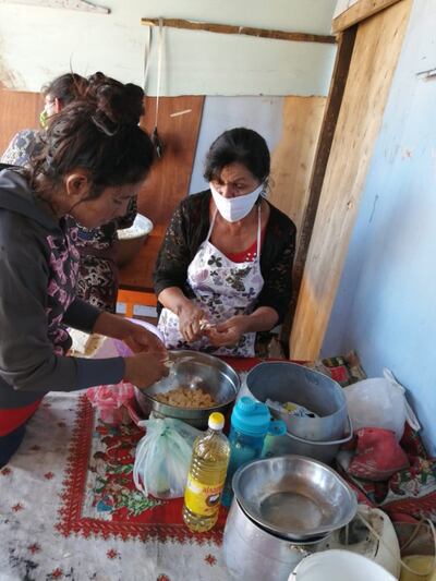 Mujeres del barrio Caacupemí se organizan en grupos para las ollas populares.