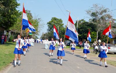 Los estudiantes abanderados a su paso por la calle Jóvenes Mártires por la Democracia durante el festejo por los 139 años de fundación de Villa Florida.