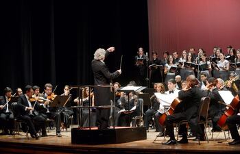 la-orquesta-sinfonica-de-la-ciudad-de-asuncion-osca-dara-su-tributo-sinfonico-a-la-ciudad-de-asuncion-dirigida-por-orestes-saavedra--203353000000-1617669.jpg