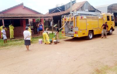 Bomberos proveen de agua a los oleros para que puedan trabajar, en el barrio  San Pedro.
