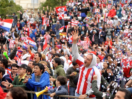personas con camiseta de paraguay