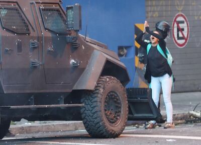 Una joven implora el cese de la carga contra manifestantes, en Quito, tal como lo había hecho un hombre en China en 1989.
