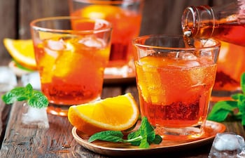 prepare-este-coctel-en-una-copa-con-mucho-hielo-vierta-el-espumante-elegido-anada-el-aperol-y-despues-la-soda-o-agua-tonica-para-terminar-decore-c-221156000000-1542777.jpg