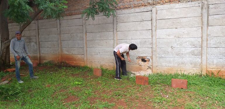 Operarios están derribando las caballerizas.