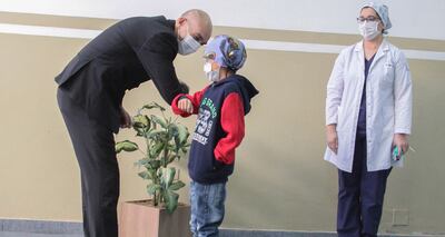 El ministro de Salud, doctor Julio Mazzoleni, saluda con el codo a Esteban Delvalle (10) luego de que este obtuviera su alta médica.