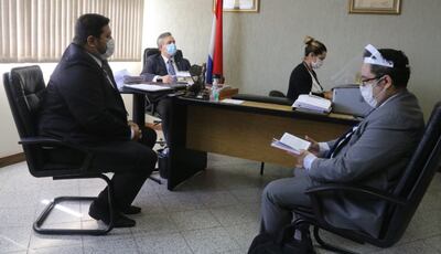 El abogado Carlos Villamayor (i) pidió la libertad del diputado Miguel Cuevas (ANR, Añetete), pero el fiscal Luis Piñánez (d) se opuso y el juez Yoan Paul López, confirmó la prisión del imputado.