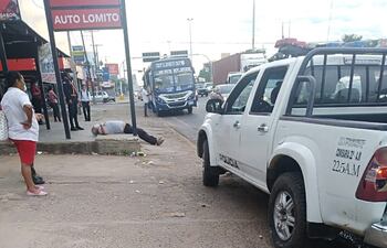 Un hombre se desvaneció en la vía pública. Ocurrió en Loma Pyta.