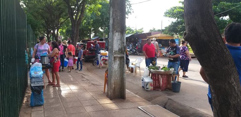 Luego del acto, los vendedores y conductores volvieron a sitiar la acera.