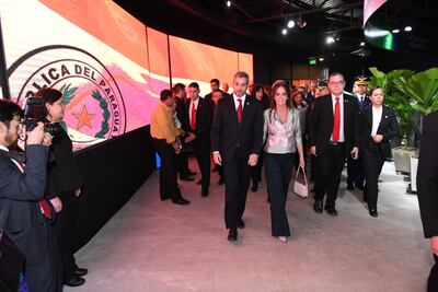 Mario Abdo y su esposa, Silvana López Moreira de Abdo, visitaron ayer el stand de Itaipú.