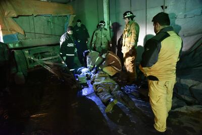 Bomberos tratan de reanimar a la víctima, que finalmente falleció.