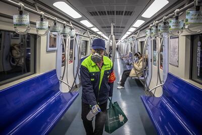 Un trabajador desinfecta un vagón del metro en China.