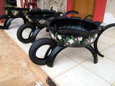 Novedosos y coloridos objetos para decorar el jardín fabrican los artesanos a partir de los neumáticos en desuso.