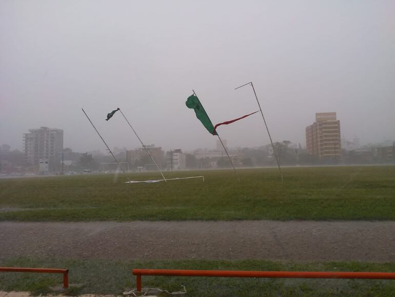 Fuertes vientos y lluvias intensas en Encarnación.
