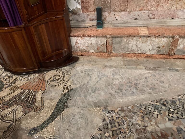 Mosaicos del piso de la basílica de San Marcos dañados por la última inundación de Venecia.