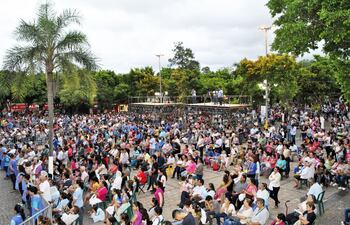 miles-de-personas-especialmente-jovenes-se-congregaron-al-caer-la-tarde-de-ayer-en-la-explanada-de-la-basilica-de-caacupe-para-escuchar-la-homilia-234959000000-1528008.jpg