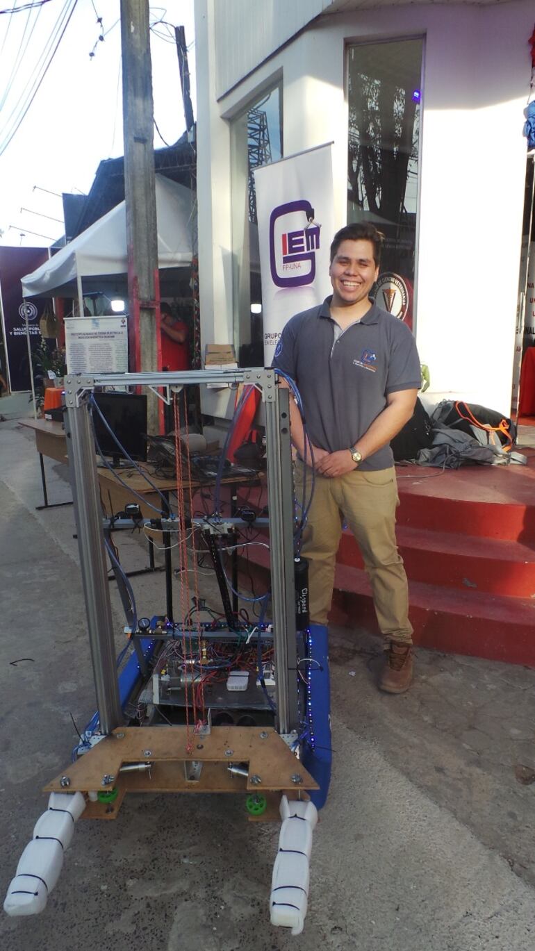 El joven universatario presenta su proyecto en la Expo.