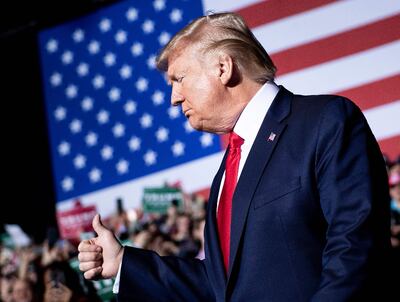 El presidente Donald Trump hace un gesto de aprobación ante sus seguidores. Fue anoche en Battle Creek, Michigan.