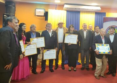 Los homenajeados, con sus respectivos diplomas, tras el acto desarrollado en Capiatá.