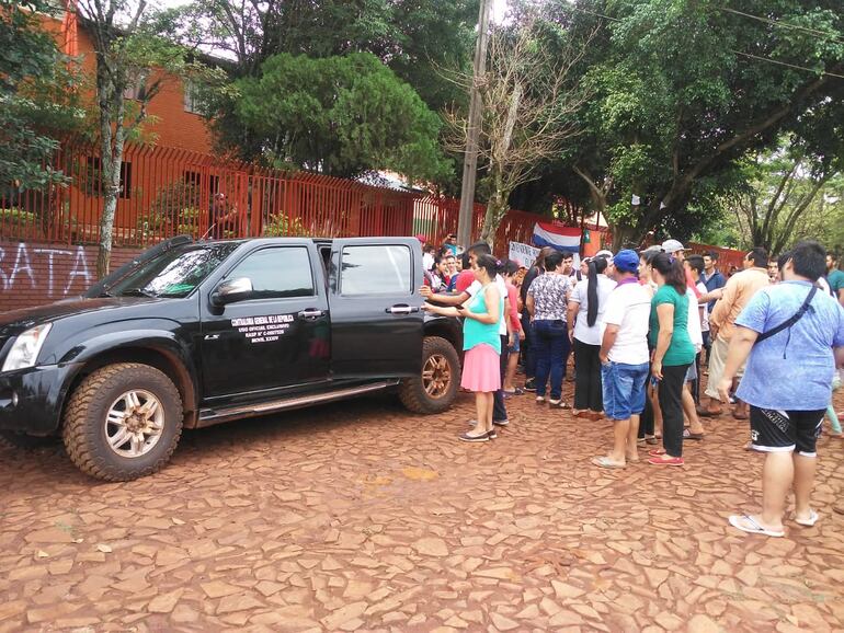 Los ciudadanos están apostados frente a la sede municipal hace más dos meses.