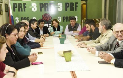 En el centro, el senador Carlos Filizzola (FG), Josefina Duarte (PRF) y Efraín Alegre (PLRA) junto con dirigentes de partidos opositores, sectores sociales y universitarios.
