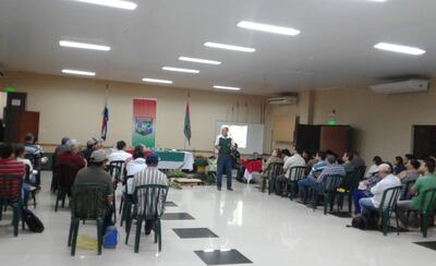 Un total de 65 personas participaron de la charla sobre plantas medicinales brindada por el ingeniero Rubén Cañete en la Municipalidad de Benjamín Aceval.