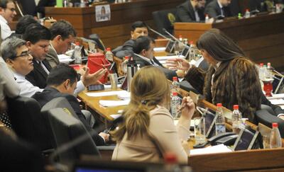 La diputada liberal Celeste Amarilla mantiene un careo con el diputado  y titular del Consejo de la Magistratura, Roberto González  (Añetete).