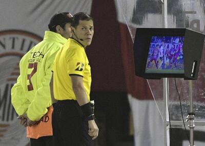 Víctor Carrillo junto al monitor del VAR.