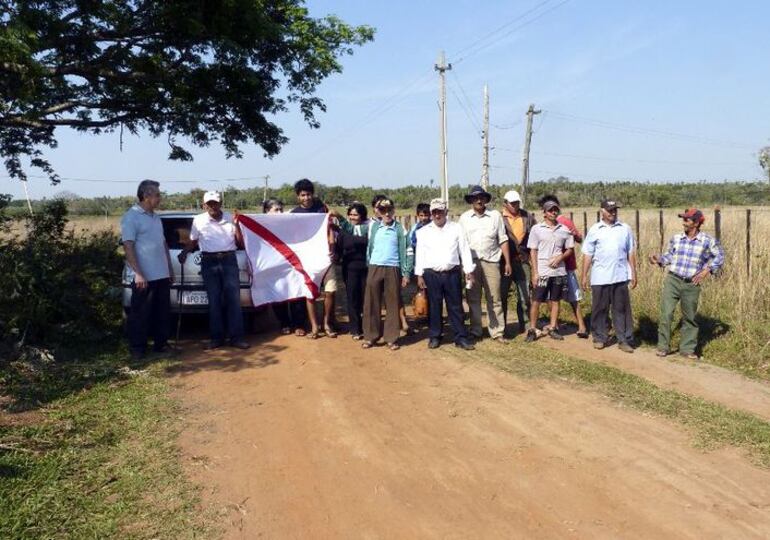 Lugareños que se adjudicaron con el terreno reclamado por el intendente y sus familiares.