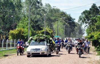 el-feretro-de-la-autoridad-municipal-fue-acompanado-por-sus-amigos-y-correligionarios-fue-asesinado-cuando-se-dirigia-desde-su-casa-en-canada-hovy-01040000000-525292.jpg