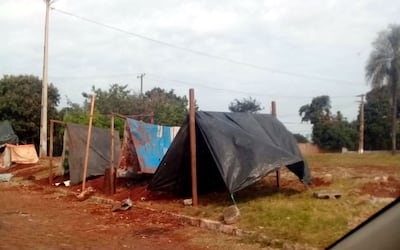Improvisadas carpas en la acera del inmueble de Locadora Atlantic SA. Pleno preparativo para una nueva invasión a la propiedad.