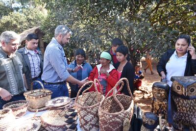 Momento en que uno de los nativos regaló su artesanía de tallado en madera al presidente de la República, Mario Abdo, durante una visita oficial en un comunidad indígena en Paso Yobái. Foto archivo.