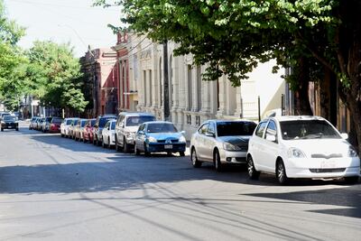 Sobre Mariscal López, entre Tacuary y Estados Unidos, los vehículos estacionan pese a la prohibición.