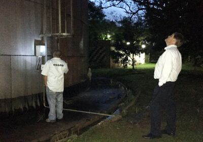 El titular de Essap, Natalicio Chase, observando el reservorio.