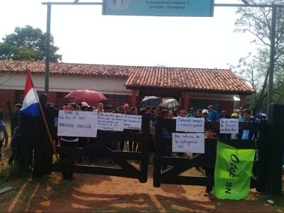 Pobladores de la zona de Arroyito vienen realizando manifestaciones, iniciadas por padres y alumnos del colegio Julio Otaño, en contra de su intendente Samuel González.