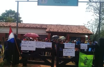 Pobladores de la zona de Arroyito vienen realizando manifestaciones, iniciadas por padres y alumnos del colegio Julio Otaño, en contra de su intendente Samuel González.