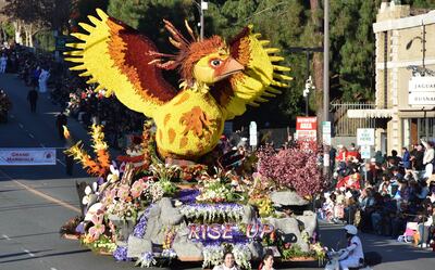 Carroza de la ciudad de Burbank, California, durante el Desfile de las Rosas, en Pasadena, EE. UU.