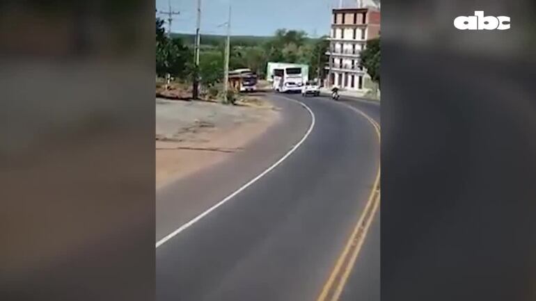 El bus, a toda velocidad, toma un curva invadiendo el carril contrario y obligando a otro colectivo a desviar por la banquina.