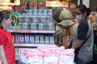 Clientes con tapabocas enel barrio de Liberdade, uno de los barrios con más presencia de población japonesa de Sao Paulo (Brasil).