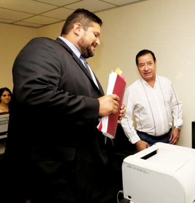 El abogado Carlos Villamayor (de traje) junto a su cliente el diputado Miguel Cuevas.