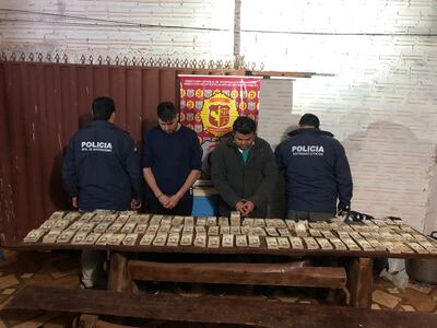Sospechosos detenidos con los fajos de bolívares.