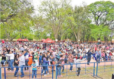 Numerosa cantidad de ciudadanos asistió ayer a la celebración con acto cultural del aniversario de la ciudad.