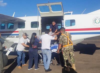El niño es bajado del avión que lo trajo desde Concepción.