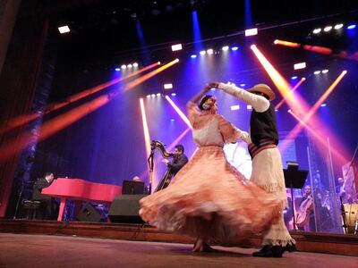 Bailarines del Ballet Municipal dieron el toque visual a las interpretaciones del arpista Marcelo Rojas.