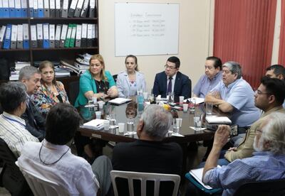 El titular del TSJE, Jaime Bestard (izq.), conversa con miembros de la Comisión Escrache y la organización “Fuera listas sábana”.