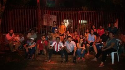 Ante ataque de hurreros, padres de los jóvenes que tomaron la comuna ahora los acompañan en el lugar.