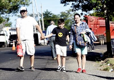 El señor Alejandro Ferreira, junto a su esposa e hijo, caminaron ayer desde Ypacaraí disfrutando del tiempo fresco.